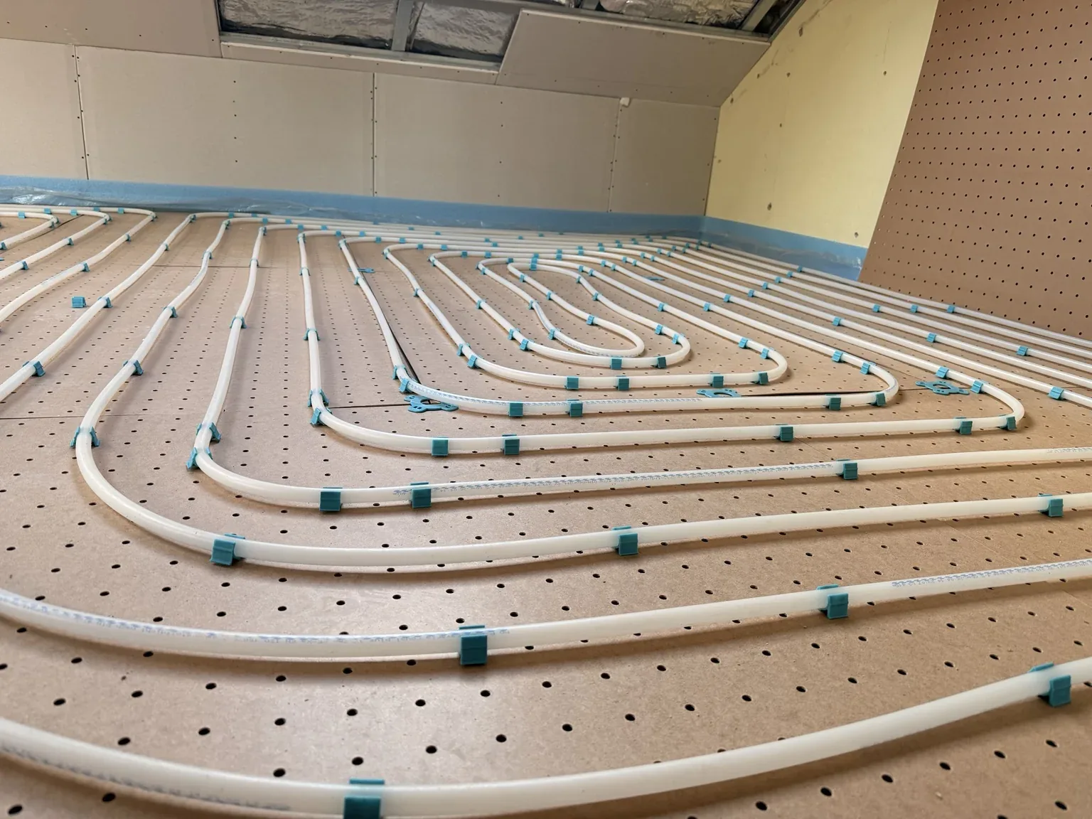 Fußbodenheizung während der Installation